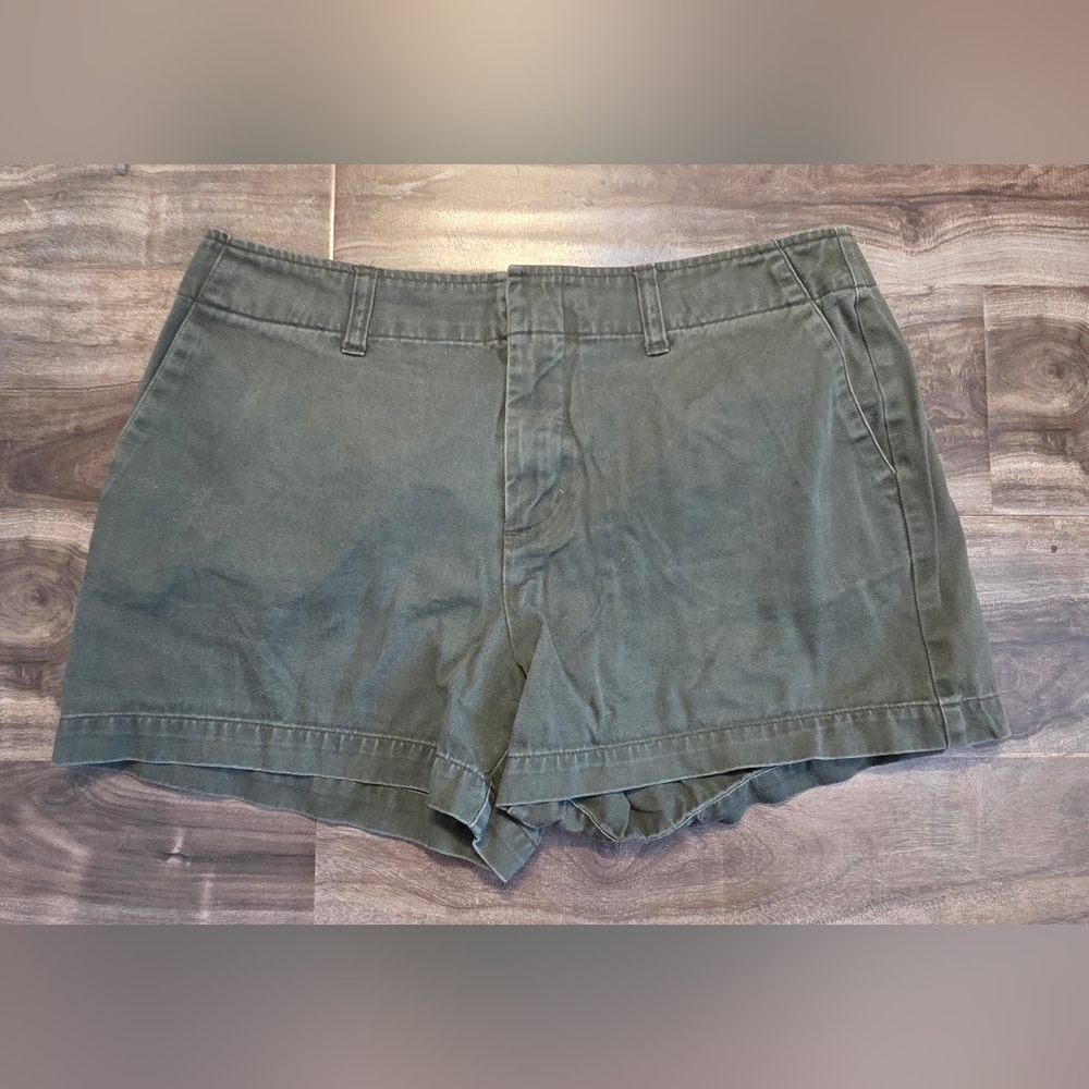Green Cargo Shorts with Relaxed Fit and Utility Style